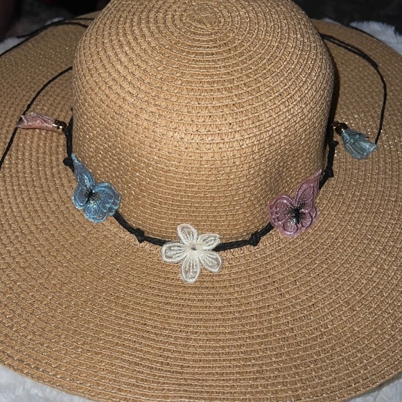 Floppy hat embellished with butterflies patches - Picture 3 of 5